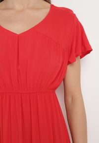 Born2be - Czerwona Sukienka z Wiskozy o Rozkloszowanym Kroju Folky. Okazja: na co dzień. Typ kołnierza: dekolt w kształcie V. Kolor: czerwony. Materiał: wiskoza. Styl: casual, elegancki #2