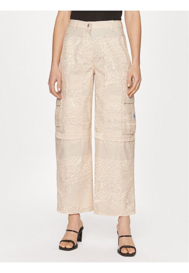 Calvin Klein Jeans Spodnie materiałowe J20J221071 Beżowy Relaxed Fit. Kolor: beżowy. Materiał: bawełna