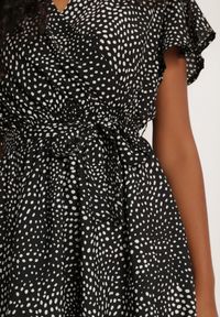 Renee - Czarna Sukienka Oreithonia. Typ kołnierza: dekolt w serek. Kolor: czarny. Materiał: materiał, tkanina. Wzór: nadruk, kropki, aplikacja. Typ sukienki: kopertowe. Długość: mini #3