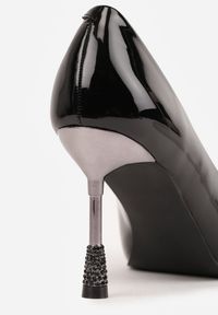Renee - Czarne Szpilki Lakierowane Vices ze Skórzaną Wkładką Ozdobione Cyrkoniami Cindrie. Kolor: czarny. Materiał: skóra, lakier. Wzór: aplikacja. Obcas: na szpilce. Styl: elegancki #7