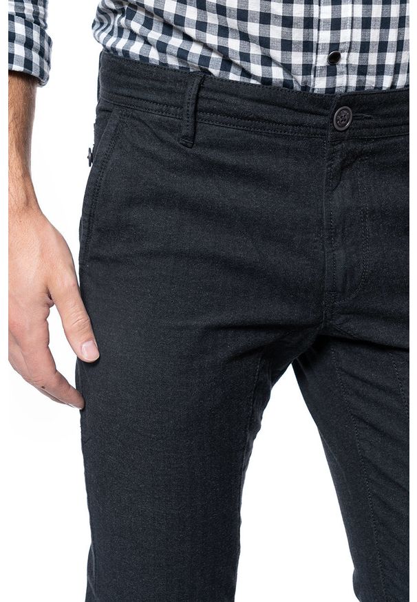 Tom Tailor - TOM TAILOR SPODNIE MĘSKIE HERRINGBONE JOGG CHINO DUSTY BLACK 6403544.00.12 COL. 2627. Stan: obniżony. Materiał: bawełna. Wzór: jodełka, jednolity. Styl: sportowy