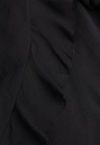 Renee - Czarna Elegancka Sukienka z Taliowaniem Wiązana na Plecach z Falbankami Ocyparia. Okazja: na imprezę. Typ kołnierza: kołnierz z falbankami. Kolor: czarny. Styl: elegancki #7