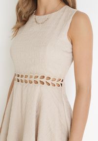 Born2be - Beżowa Sukienka Mini z Ozdobnymi Wycięciami w Talii Semira. Kolor: beżowy. Materiał: koronka. Wzór: ażurowy. Długość: mini #2