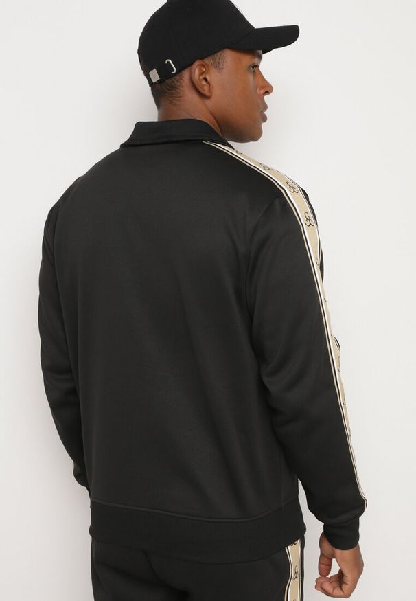 Born2be - Czarna Bluza z Ozdobnymi Paskami i Napisem Rinathra. Okazja: na co dzień. Kolor: czarny. Materiał: jeans. Wzór: napisy. Styl: casual, klasyczny