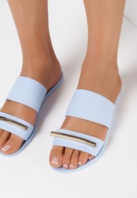 Born2be - Niebieskie Klapki Caesips. Nosek buta: okrągły. Kolor: niebieski. Materiał: guma. Wzór: aplikacja, jednolity. Styl: glamour #1