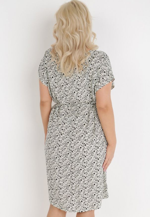 Born2be - Beżowa Sukienka Agatilus. Okazja: na co dzień. Kolekcja: plus size. Kolor: beżowy. Wzór: aplikacja, kwiaty. Typ sukienki: dla puszystych, proste. Materiał: materiał. Długość rękawa: krótki rękaw. Sezon: lato. Styl: casual. Długość: midi
