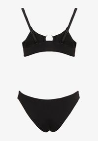 Renee - Czarne Bikini Nieodpinany Biustonosz z Usztywnianymi Miseczkami i Klamerką przy Dekolcie na Regulowanych Ramiączkach Majtki z Elastyczną Gumką w Pasie. Kolor: czarny