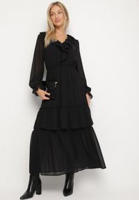 Born2be - Czarna Siateczkowa Sukienka VICES o Rozkloszowanym Kroju z Falbanami Arevite. Typ kołnierza: dekolt w kształcie V. Kolor: czarny. Typ sukienki: rozkloszowane. Styl: klasyczny #4