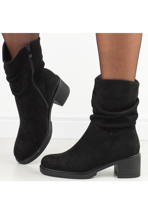 POTOCKI - Czarne botki damskie na obcasie Potocki 51303. Nosek buta: okrągły. Kolor: czarny. Materiał: zamsz. Szerokość cholewki: normalna. Sezon: zima, jesień. Styl: elegancki, klasyczny