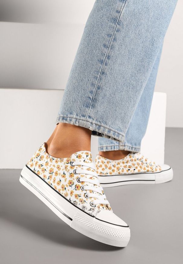Renee - Żółte Casualowe Trampki w Kwiatki Foleriella. Okazja: na co dzień. Kolor: żółty. Materiał: jeans. Szerokość cholewki: normalna. Wzór: kwiaty. Obcas: na płaskiej podeszwie. Styl: casual