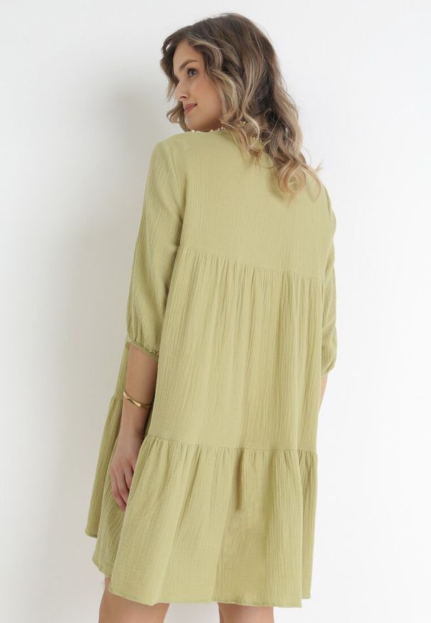 Born2be - Zielona Rozkloszowana Sukienka Oversize z Ozdobną Plecionką Przy Dekolcie Samila. Kolor: zielony. Typ sukienki: oversize. Styl: boho. Długość: mini