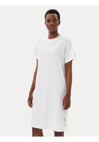 Champion Sukienka codzienna 117782 Biały Loose Fit. Okazja: na co dzień. Kolor: biały. Materiał: bawełna. Typ sukienki: proste. Styl: casual
