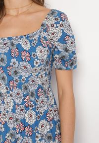 Born2be - Niebieska Wiskozowa Sukienka Midi z Gumkami Przy Dekolcie i Wzorem w Kwiaty Alonvaria. Okazja: na spacer, na imprezę. Kolor: niebieski. Materiał: wiskoza. Wzór: kwiaty. Sezon: wiosna, lato. Długość: midi #3