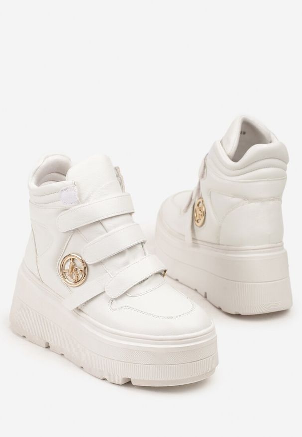 Born2be - Białe Botki Vices w Stylu Sneakersów na Platformie Afirriva. Okazja: na co dzień. Zapięcie: rzepy. Kolor: biały. Materiał: jeans. Wzór: aplikacja. Obcas: na platformie. Styl: retro, casual, klasyczny. Wysokość obcasa: średni
