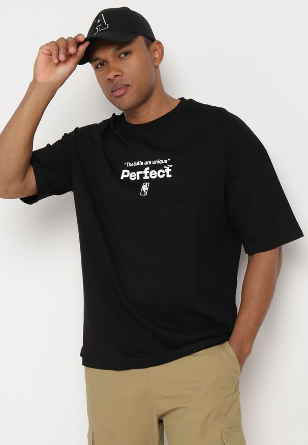 Born2be - Czarna Bawełniana Koszulka T-shirt z Krótkim Rękawem Ozdobiony Nadrukami Citara. Kolor: czarny. Materiał: bawełna. Długość rękawa: krótki rękaw. Długość: krótkie. Wzór: nadruk, aplikacja. Styl: klasyczny