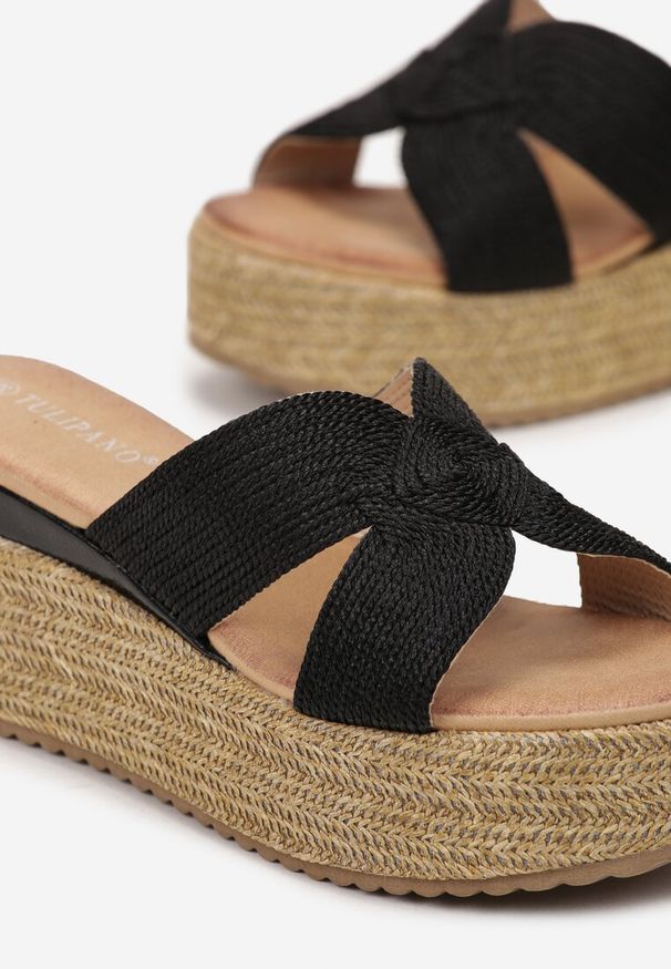 Born2be - Czarne Klapki na Plecionym Koturnie z Ozdobnym Paskiem Jamita. Kolor: czarny. Obcas: na koturnie. Styl: boho