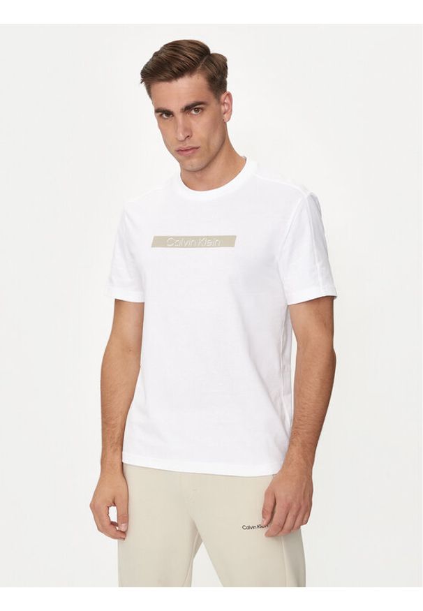 Calvin Klein T-Shirt Shadow Logo K10K113110 Biały Regular Fit. Kolor: biały. Materiał: bawełna