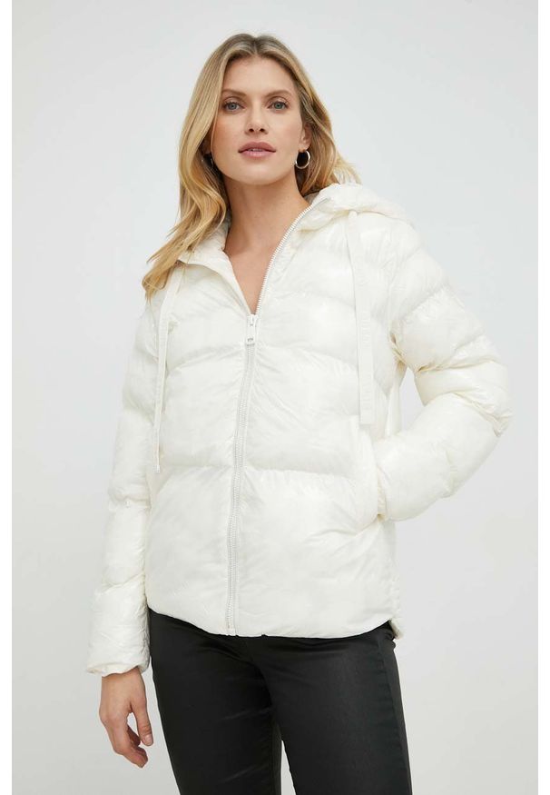 Guess kurtka damska kolor beżowy przejściowa. Kolor: biały. Materiał: włókno, materiał. Długość: długie