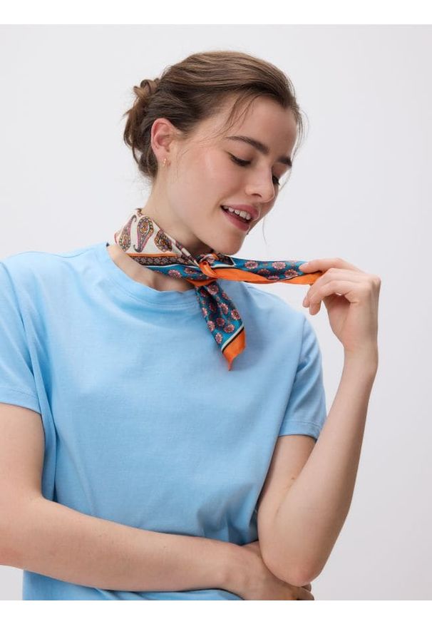 Reserved - Bawełniany t-shirt regular - jasnoniebieski. Kolor: niebieski. Materiał: bawełna