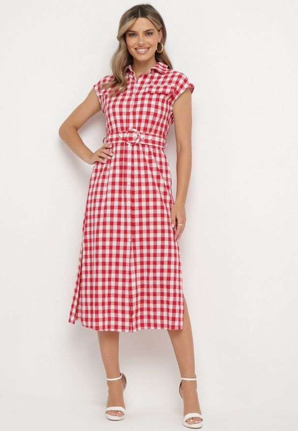 Born2be - Czerwona Bawełniana Sukienka w Kratę o Koszulowym Kroju na Guziki z Paskiem i Klamrą Qelatia. Okazja: na spotkanie biznesowe. Kolor: czerwony. Materiał: bawełna. Typ sukienki: koszulowe. Styl: elegancki, biznesowy