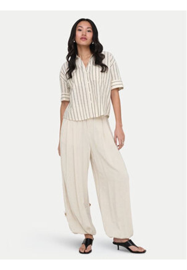 only - ONLY Spodnie materiałowe Siesta 15373197 Kremowy Regular Fit. Kolor: kremowy. Materiał: wiskoza