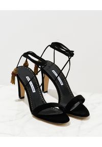 MANOLO BLAHNIK - Czarne sandały na obcasie z wiązaniem nad kostką. Zapięcie: pasek. Kolor: czarny. Materiał: zamsz. Obcas: na obcasie. Styl: elegancki. Wysokość obcasa: średni