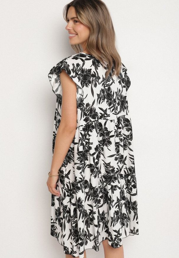 Born2be - Biała Bawełniana Sukienka o Rozkloszowanym Kroju w Kwiaty Libella. Okazja: do pracy, na co dzień. Kolor: biały. Materiał: bawełna. Wzór: kwiaty. Typ sukienki: proste, rozkloszowane. Styl: elegancki, casual