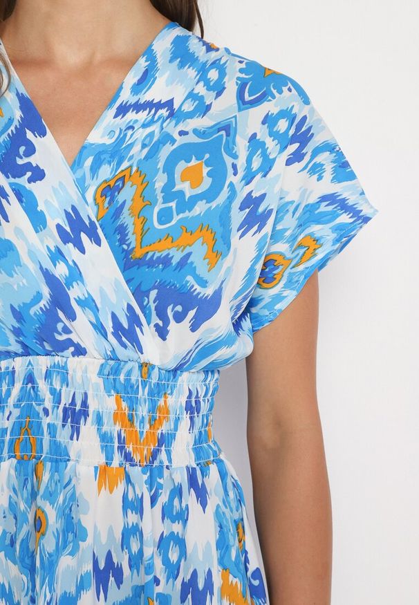 Born2be - Niebieska Sukienka Rozkloszowana z Kopertowym Dekoltem i Gumką w Pasie Emrra. Okazja: na plażę, na co dzień. Typ kołnierza: dekolt kopertowy. Kolor: niebieski. Materiał: tkanina. Sezon: lato. Typ sukienki: kopertowe. Styl: casual