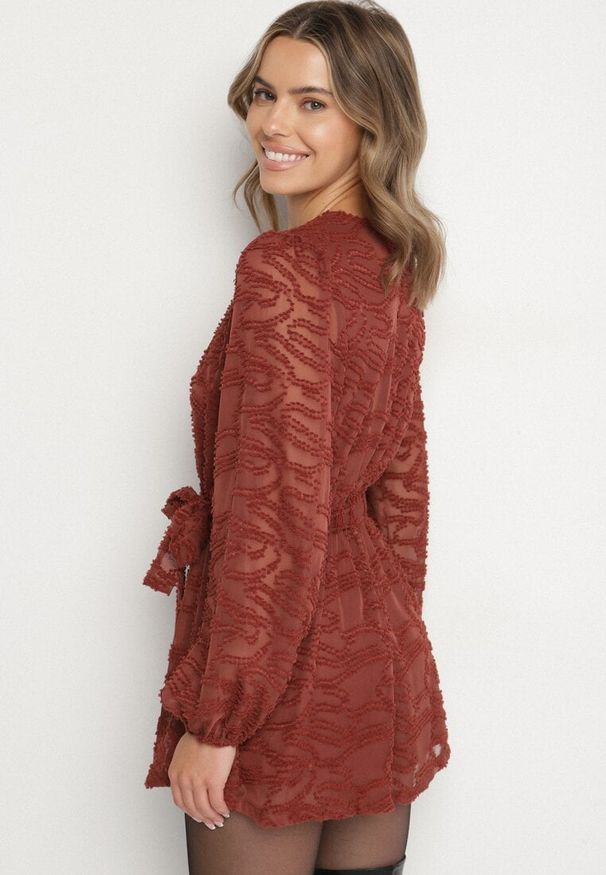 Born2be - Brązowy Krótki Kombinezon z Siateczkowymi Rękawami i Wiązanym Paskiem Zenalea. Okazja: na randkę, na imprezę. Kolor: brązowy. Długość: krótkie. Styl: elegancki