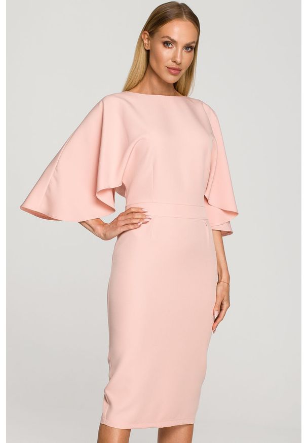 Sukienki.shop - Sukienka elegancka ołówkowa z szerokimi rękawami pudrowa z pelerynką. Okazja: na ślub cywilny, na wesele, na komunię. Typ sukienki: ołówkowe. Styl: elegancki