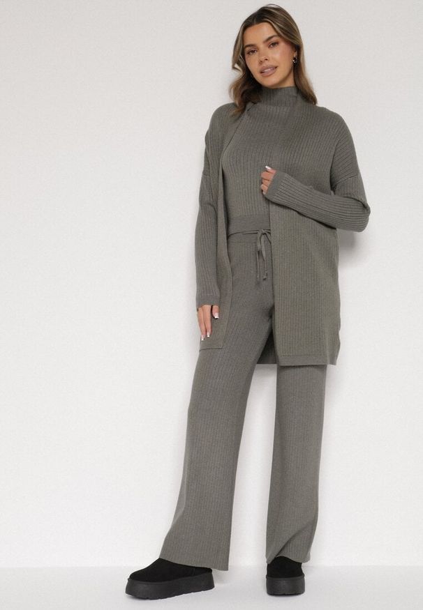 Born2be - Ciemnozielony Dzianinowy Komplet z Wiskozą Spodnie Bluzka z Półgolfem i Kardigan Vetisena. Kolor: zielony. Materiał: wiskoza, dzianina