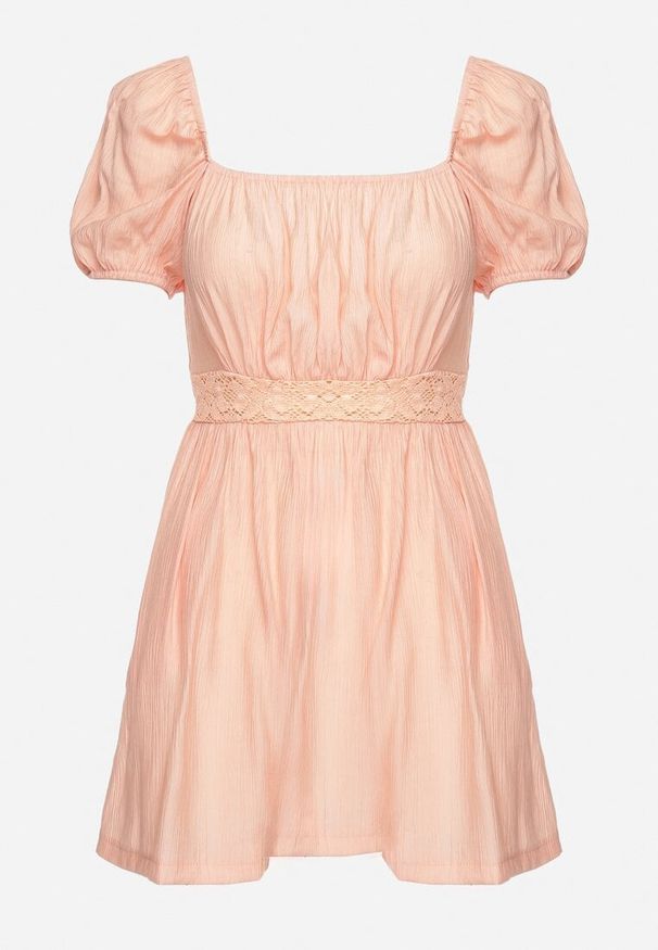 Born2be - Różowy Krótki Kombinezon z Wiskozy Zwężany w Talii Feviana. Okazja: na co dzień. Kolor: różowy. Materiał: wiskoza. Długość: krótkie. Wzór: aplikacja. Sezon: wiosna, lato. Styl: casual