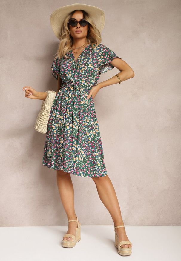 Renee - Zielona Sukienka z Wiskozy z Kopertowym Dekoltem Wykończona Gumką w Pasie i Sznurkiem Abrolea. Kolor: zielony. Materiał: wiskoza. Typ sukienki: kopertowe