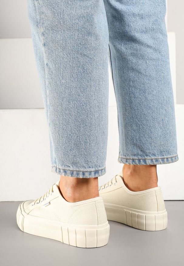 Renee - Beżowe Trampki na Tłoczonej Platformie Maivoria. Okazja: na co dzień. Kolor: beżowy. Materiał: jeans. Obcas: na platformie. Styl: casual