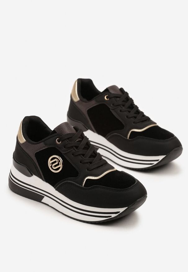 Renee - Czarne Sneakersy na Platformie z Metaliczną Ozdobą Roniane. Okazja: na co dzień. Kolor: czarny. Materiał: jeans. Wzór: aplikacja. Obcas: na platformie