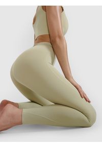 4f - 4F Legginsy do jogi i pilatesu szybkoschnące damskie - zielone S. Stan: podwyższony. Kolor: zielony. Materiał: dzianina, włókno, syntetyk, materiał, elastan. Wzór: gładki, ze splotem, jednolity. Sport: joga i pilates