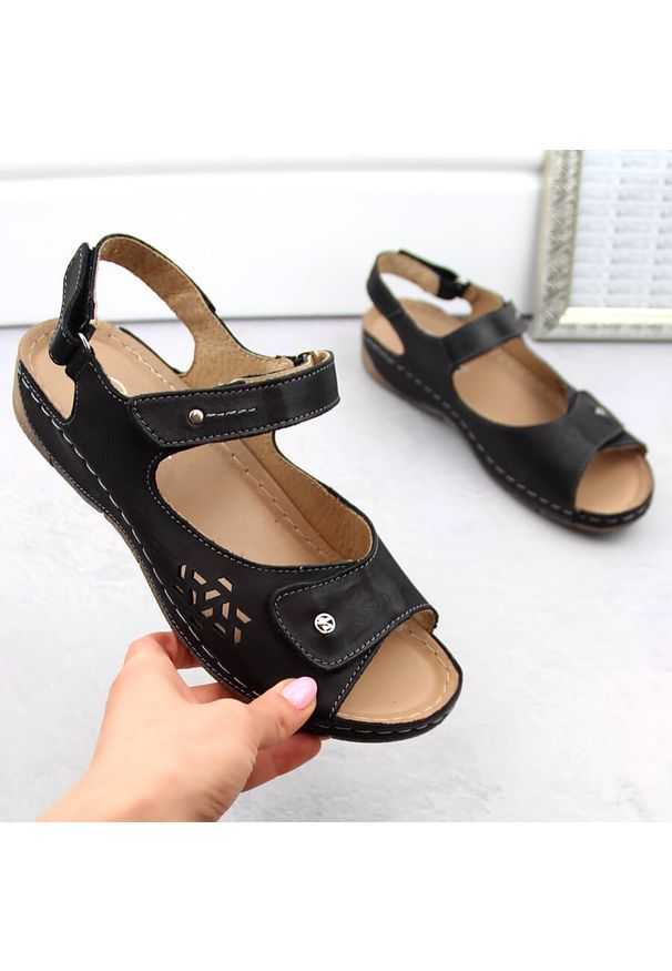 Skórzane komfortowe sandały damskie na rzepy czarne Helios 266-2.011. Zapięcie: rzepy. Kolor: czarny. Materiał: skóra