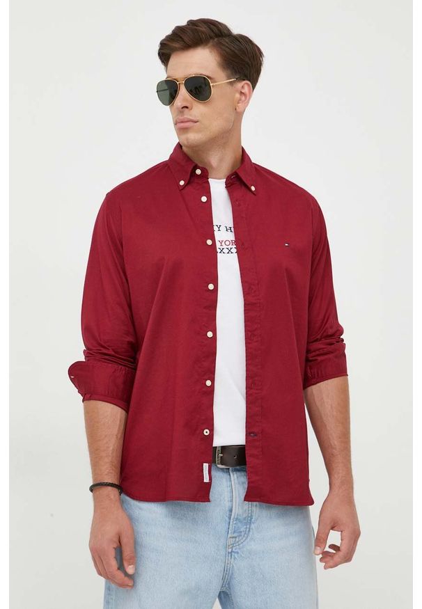 TOMMY HILFIGER - Tommy Hilfiger koszula bawełniana męska kolor bordowy regular z kołnierzykiem button-down. Okazja: na co dzień. Typ kołnierza: button down. Kolor: czerwony. Materiał: bawełna. Wzór: aplikacja. Styl: casual
