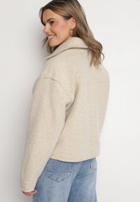 Born2be - Beżowa Pudełkowa Kurtka z Kołnierzykiem i Kieszeniami o Krótkim Fasonie Neliella. Okazja: na co dzień. Kolor: beżowy. Materiał: jeans. Długość: krótkie. Styl: casual, elegancki #4