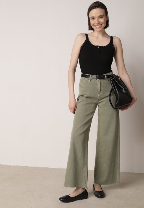 Born2be - Czarny Top z Bawełny Ozdobiony Guzikami i Koronką przy Dekolcie Beralie. Okazja: na co dzień. Kolor: czarny. Materiał: bawełna, koronka. Wzór: aplikacja, koronka. Styl: casual, elegancki, klasyczny