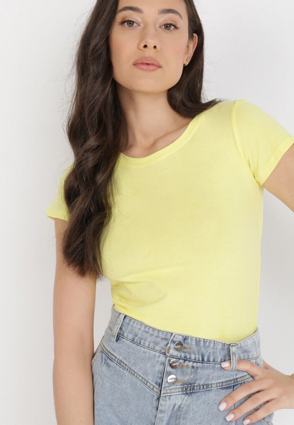 Born2be - Żółty T-shirt Eudinna. Okazja: na co dzień. Kolor: żółty. Materiał: bawełna, tkanina. Długość rękawa: krótki rękaw. Długość: krótkie. Styl: casual, klasyczny