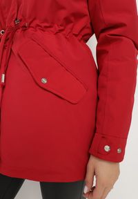 Born2be - Bordowa Zimowa Kurtka Parka z Odpinanym Futerkowym Zdobieniem i Kapturem Sialinnea. Okazja: na co dzień. Kolor: czerwony. Wzór: aplikacja. Sezon: zima. Styl: klasyczny, casual, elegancki #5