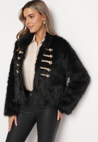 Born2be - Czarna Kurtka z Futerka Ozdobiona Rzędem Guzików w Stylu Retro Sirelanie. Typ kołnierza: kołnierzyk klasyczny. Kolor: czarny. Materiał: futro. Wzór: aplikacja. Styl: retro #4