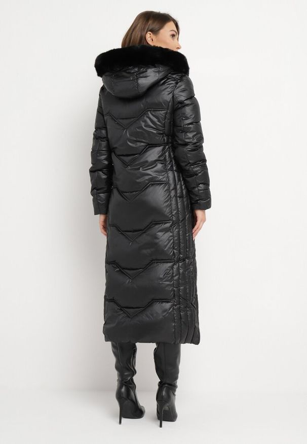 Born2be - Czarna Pikowana Kurtka Maxi Płaszcz z Ozdobnym Marszczeniem i Futerkiem Estenous. Okazja: na co dzień. Kolor: czarny. Materiał: futro. Wzór: aplikacja. Sezon: zima. Styl: casual, elegancki, klasyczny