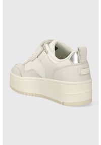 Tommy Jeans sneakersy skórzane TJW FLATFORM VELCRO kolor biały EN0EN02539. Nosek buta: okrągły. Zapięcie: rzepy. Kolor: biały. Materiał: skóra. Obcas: na platformie #5