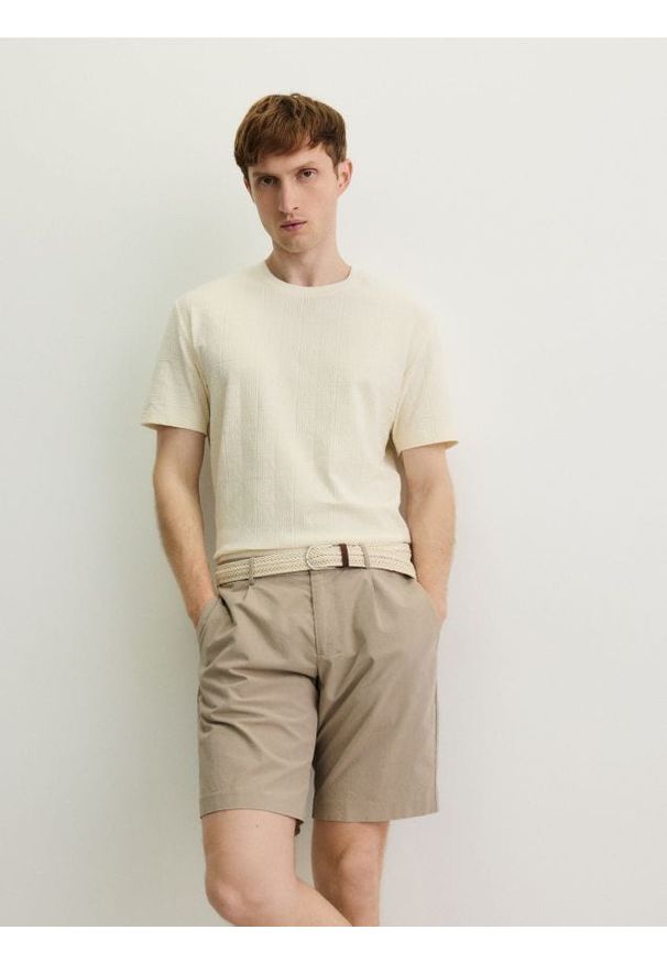 Reserved - Szorty chino z paskiem - brązowy. Kolor: brązowy. Materiał: bawełna