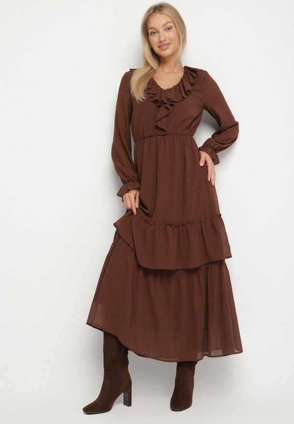 Born2be - Brązowa Siateczkowa Sukienka VICES o Rozkloszowanym Kroju z Falbanami Arevite. Typ kołnierza: dekolt w kształcie V. Kolor: brązowy. Typ sukienki: rozkloszowane. Styl: klasyczny