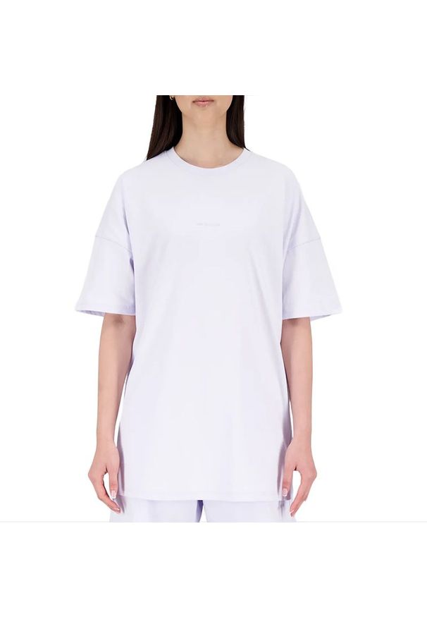 Koszulka New Balance WT23556LIA - fioletowa. Kolor: fioletowy. Materiał: bawełna. Długość rękawa: krótki rękaw. Długość: krótkie