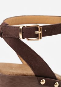 Renee - Ciemnobrązowe Sandały VICES na Platformie i Koturnie Stylizowanymi na Drewnianym z Nitami Danano. Okazja: na co dzień. Zapięcie: sprzączka. Kolor: brązowy. Materiał: jeans. Sezon: lato. Obcas: na koturnie. Styl: casual, retro #2