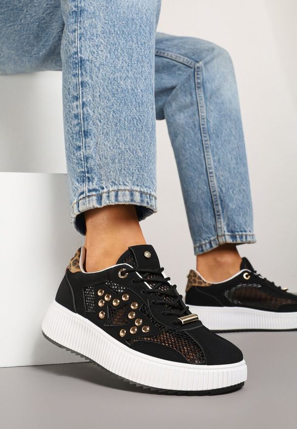 Renee - Czarne Sneakersy Ozdobione Gwiazdą i Nitami Zeloti. Okazja: na co dzień. Kolor: czarny. Materiał: jeans. Wzór: aplikacja
